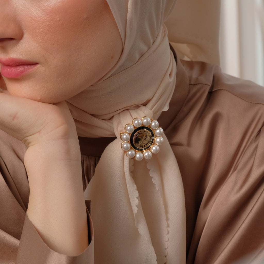 Shafira Pearl Signature Brooch Light Gold